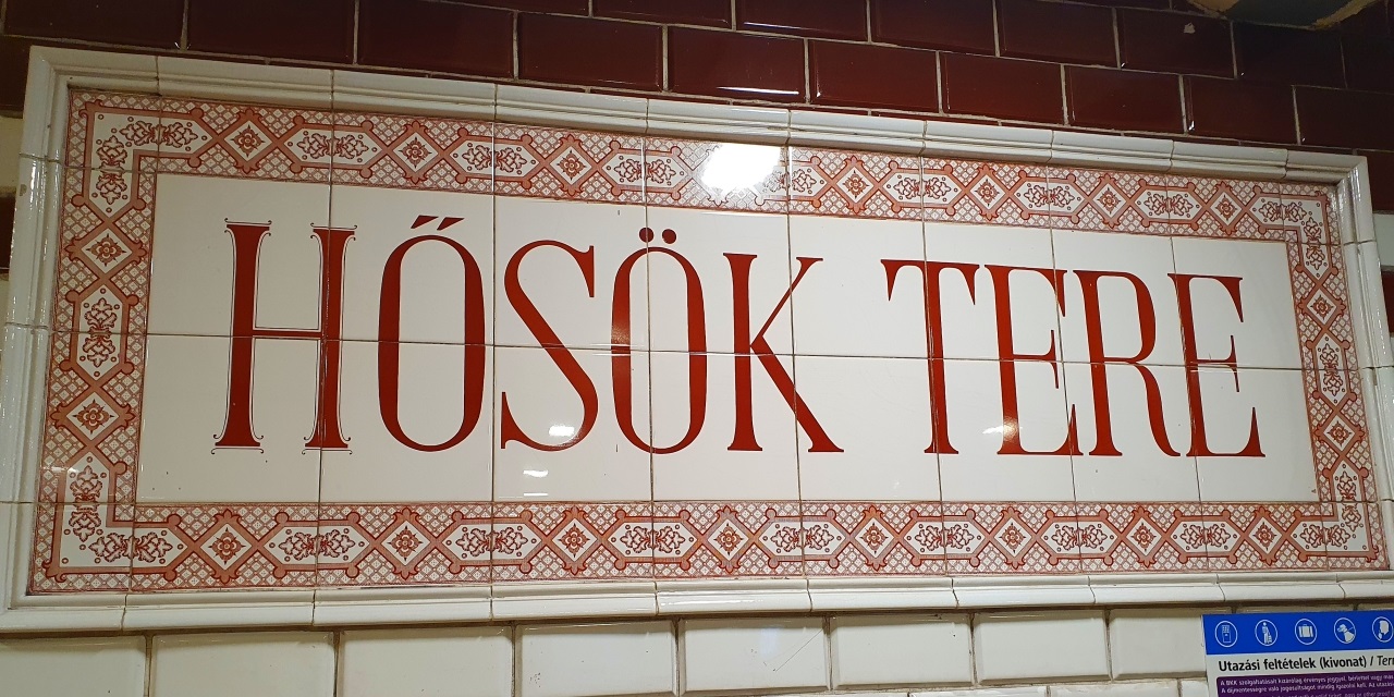 A budapesti Hősök Tere metrómegálló logója. (The logo of Heroes' Square metro station in Budapest)